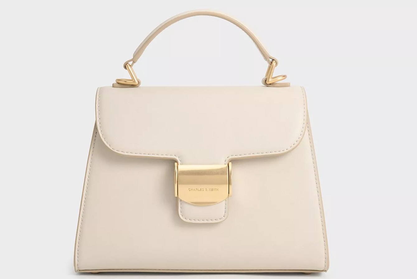 Ha belefér kicsit drágább kiegészítő, akkor a Charles&Keith márka Violetta fantázianévre hallgató darabját keressük, ami 76 dollárért, vagyis 27,141 forintért lehet a miénk