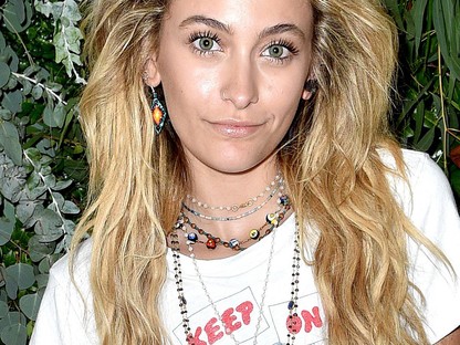 Na, ne! Paris Jackson melegítő nadrágban, kopott cipőben érkezett a bemutatóra...