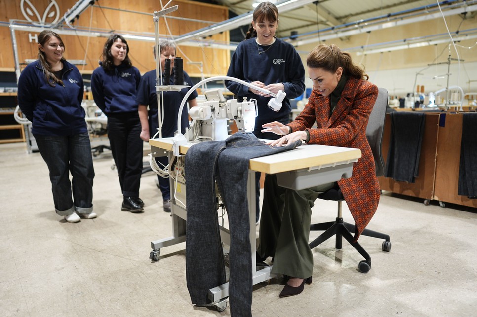 Katalin hercegné felvarrja az utolsó öltéseket a farmerre, amit majd Vilmos herceg kap ajándékba