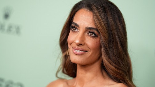 Új frizurát vállalt be Amal Clooney, káprázatos lett a végeredmény
