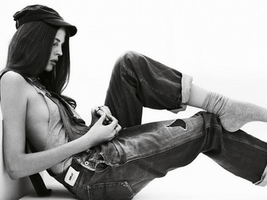 Fórizs Adina a Replay-nek pózolt