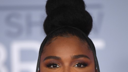 Lizzo egy nagy csokinak öltözött a Brit gálára, bele akarsz harapni