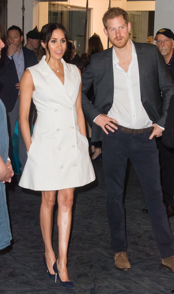 Meghan Markle 2018 októberben egy fehér, Maggie Marilyn szmokingruhát viselt az Új-Zélandon tett királyi látogatása során. A ruhát átalakíttatta, hogy ujjatlan legyen.