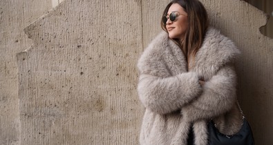 Szőrme kabát és sportcipő: Komáromy Csillu ma a kedvenc szettjében tündököl