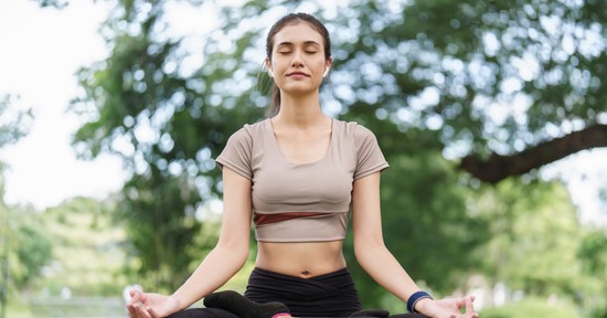 A jógapóz, amit minden embernek meg kellene tanulnia, aki ülőmunkát végez