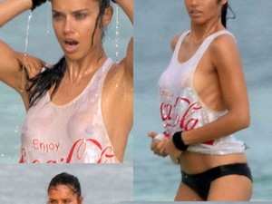 Vizes pólózással élvezi a kólát a brazil bombázó