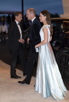 Csak úgy áradt belőle az elegancia a jégkék Phillipa Lepley ruhában!  