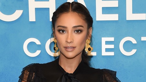 Shay Mitchell úgy néz ki, mintha a Pretty Little Liars főcímdalából lépett volna ki