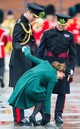 Bár Katalin hercegné általában kifogástalanul viselkedik a hivatalos eseményeken, ő is csak ember, és bizony vele is megesett már, hogy séta közben beakadt a cipője sarka. (2013) 