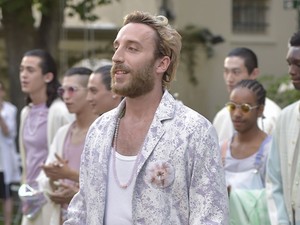 A saját divatbemutatóján házasodott meg a divattervező