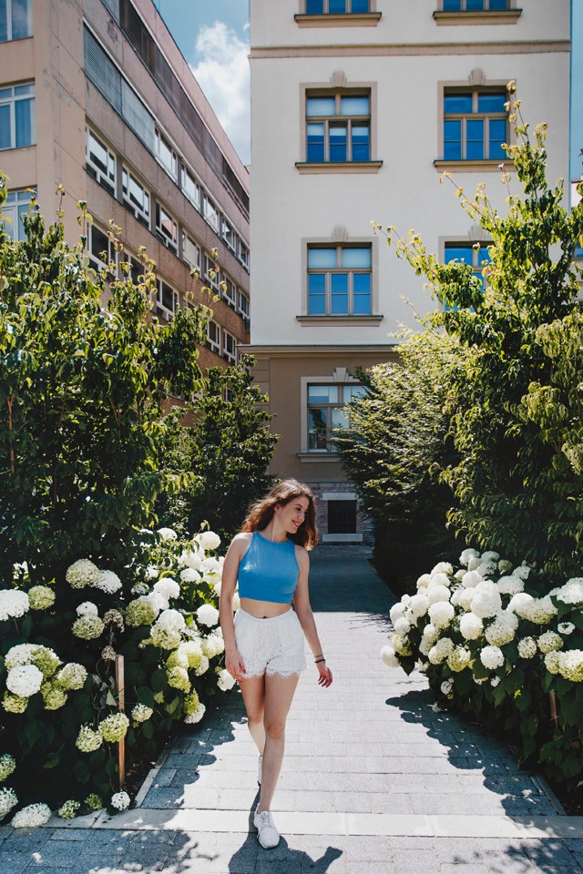 Nyári színek és a természet szeretete inspirálták Johanna mai szettjét