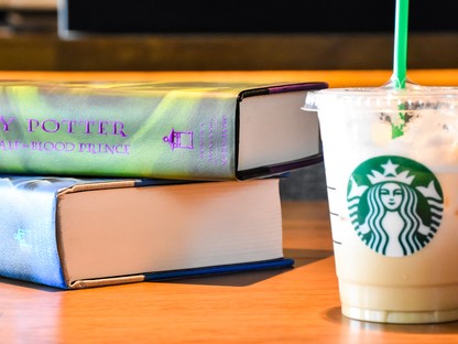 Könyvgyűjtő kampánnyal támogatja az esélyegyenlőséget és az olvasást a Starbucks