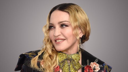 Madonna teljesen átalakult, meztelenruhában és szőke parókában tűnt fel a divathéten