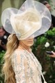 Sarah Jessica Parker a 2024-es Met-gála alkalmával is Philip Treacy kalapot viselt. Ezzel a szépséggel nem lehet betelni!