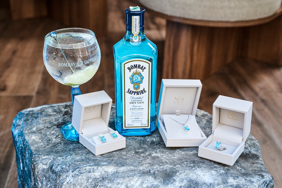 A Bombay Sapphire ikonikus kék üvege ihlette Fucsovics-Molnár Nini és a NOORDIA limitált Sapphire Blue ékszerkollekcióját, amely kék topázzal és laboratóriumban növesztett gyémántokkal készült