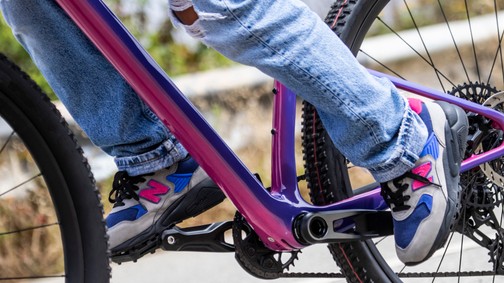 Szenzációs kollaboráció: a Levi’s és a New Balance a Mountain bike-os kultúra előtt tiszteleg