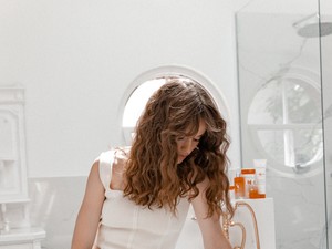 Száraz és nehezen fésülhető a hajad? Így teheted  ragyogóvá pár lépésben - tuti tippek a mesterfodrásztól