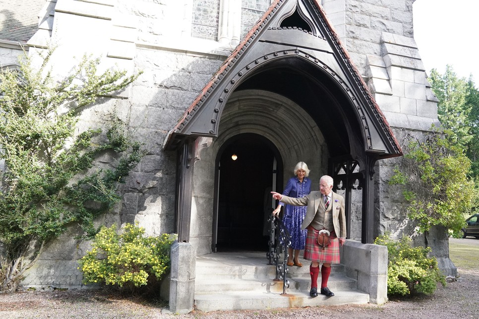 A királyi család tagjai, Károly királlyal az élen, nagyon szeretnek nyaranta Balmoralban időzni