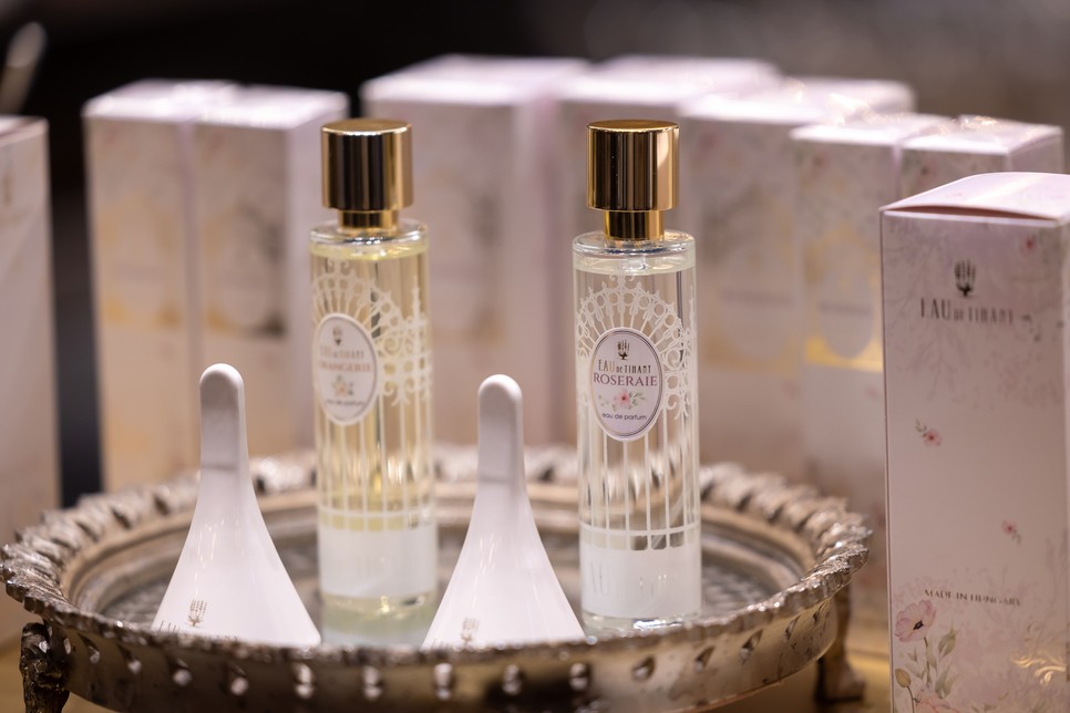 Az est folyamán Nyárádi Natália legújabb parfümét is megismerhették a résztvevők, mely az Eau de Tihany Roseraie névre hallgat