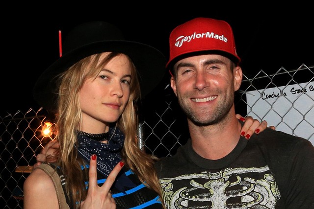Behati Prinsloo és Adam Levine