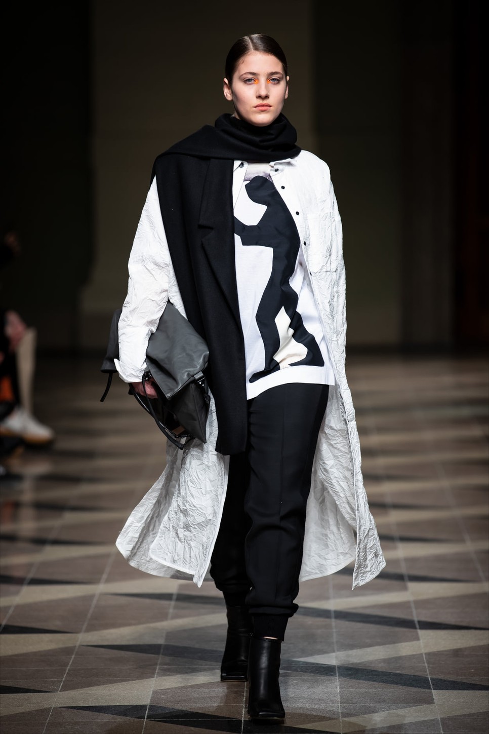 Szobrok is megjelentek a Nubu látványos bemutatóján a budapesti divathéten