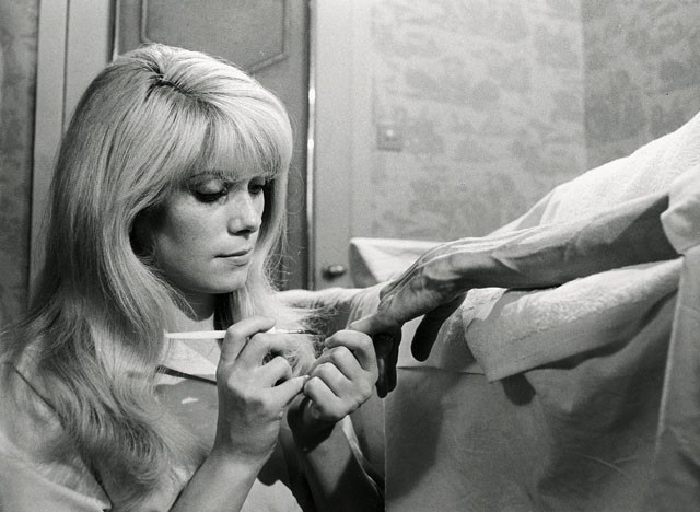 Csillámos, vibráló téli manikűrök