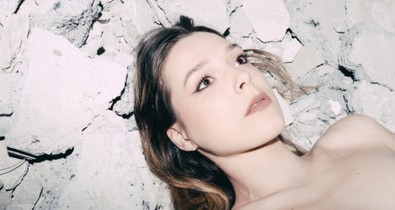 „A modell csendes és gyönyörű” — Testképzavarról szóló fotósorozatáról mesél Mucsi Ágota