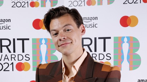 Harry Styles egy újabb szenzációs Gucci öltönyt viselt, ezúttal a 2021-es Brit Awards-on