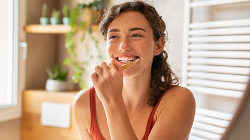 Reggeli előtt vagy után kellene fogat mosnunk?