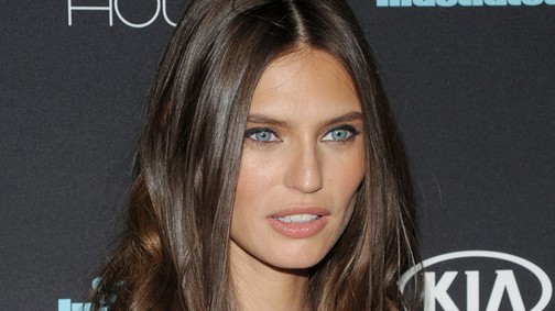 Nem hezitált, megmutatta a mellét a vörös szőnyegen az olasz szépség