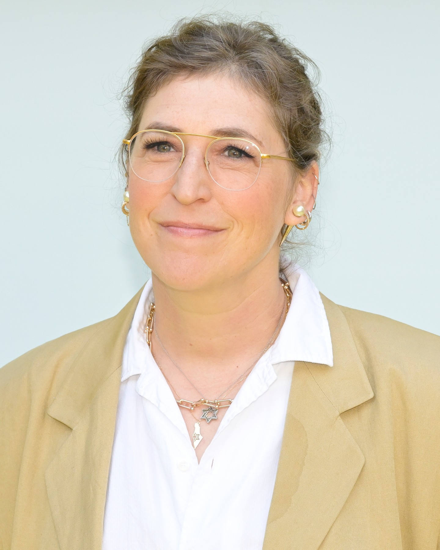 Mayim Bialik a 2024-es Borderlands rajongói eseményén jelent meg Hollywoodban. A szolid smink, a karakteres ékszerek és a mosolya egyszerre sugallnak bölcsességet és finom nőiességet.