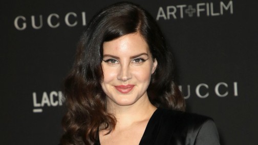 Lana del Rey egy gót istennő ebben a szerelésben