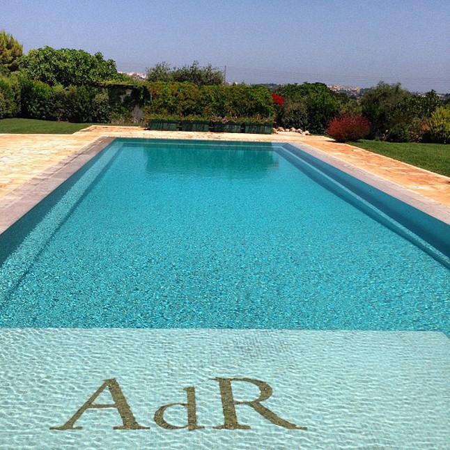 Anna dello Russo saját monogramos medencéje. Ebbe mi is belecsobbanánk.