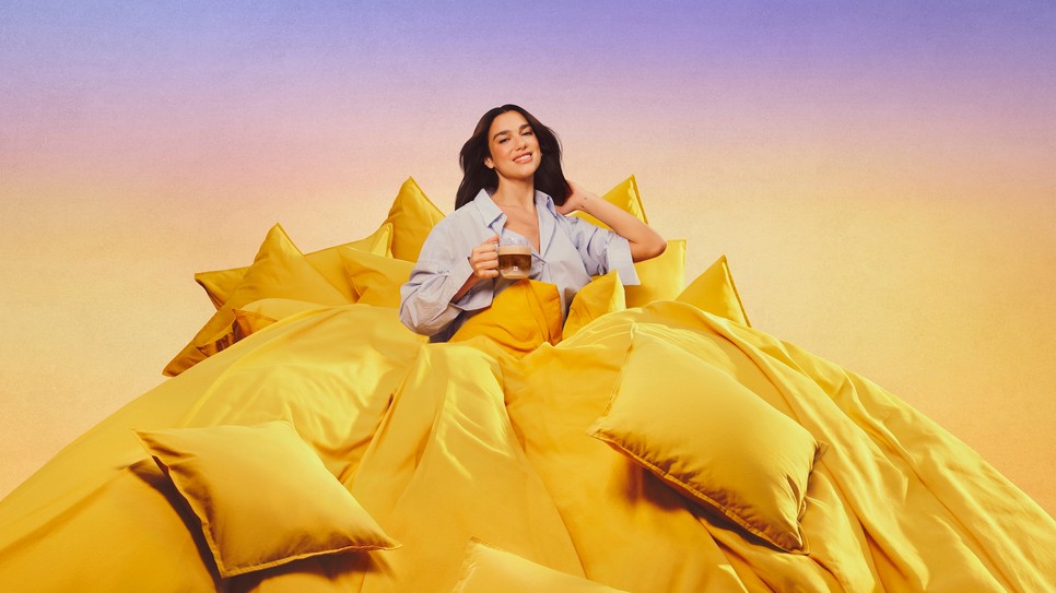 A Nespresso kampányában Dua Lipa a reggeli kávézás örömét ünnepli, miközben a Vertuo rendszer sokszínűségét mutatja be