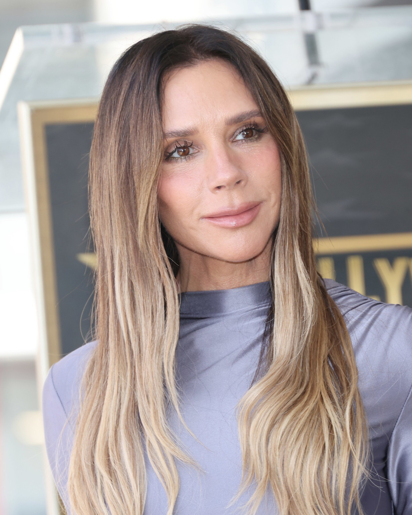 Victoria Beckham a szőke balayage frizurák nagy rajongója. A fürtök diszkrét élénkítésének egyik módja, ha csak a hajvégeket világosítjuk, így a fejtetőn lévő, sötétebb tincsek keretezik az arcot.