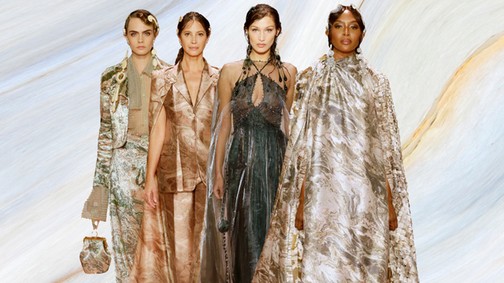 Debütált Kim Jones Fendi kollekciója: Demi Moore-nak egy álma vált valóra a bemutatón!