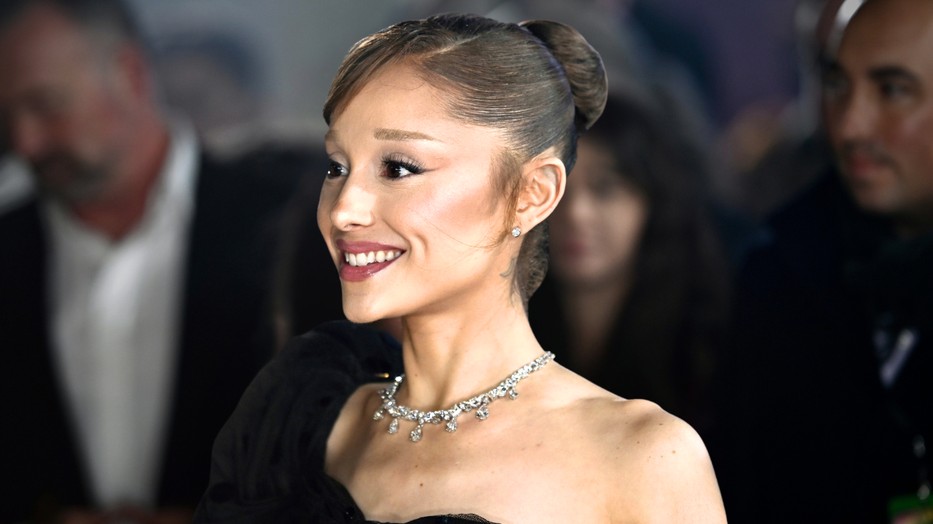 Ariana Grande ezúttal egy Givenchy estélyibe bújt