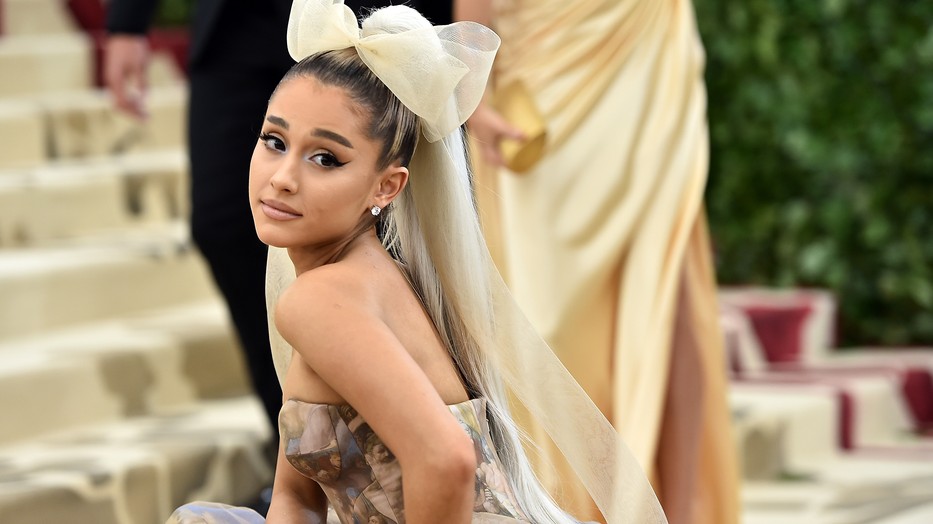 Ariana Grande a 2018-as Met gálán Vera Wang ruhájában
