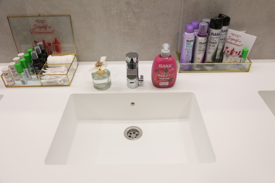 A ROSSMANN jóvoltából csupa hasznos beautykincs várta a mosdókban a felfrissülni vágyó hölgyeket