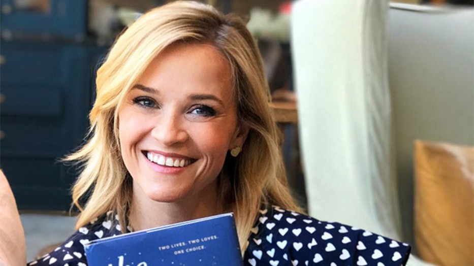 12 könyv Reese Witherspoon ajánlásával, amit magyarul is elolvashatsz
