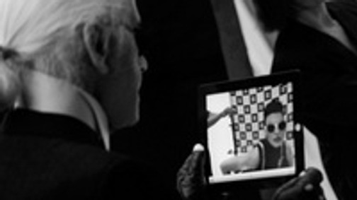 A nap képe: Lagerfeld iPaddel dolgozik