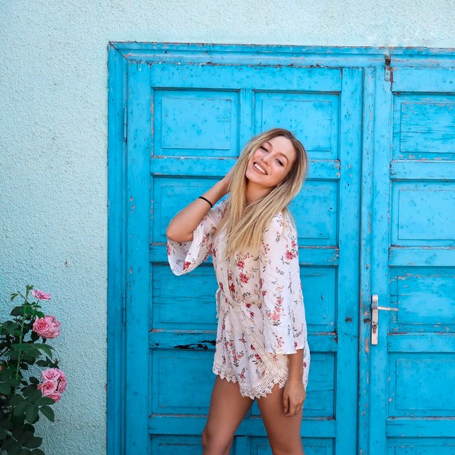 Szőcs Renáta virágos ruhájától rögtön jobb kedvre derülsz