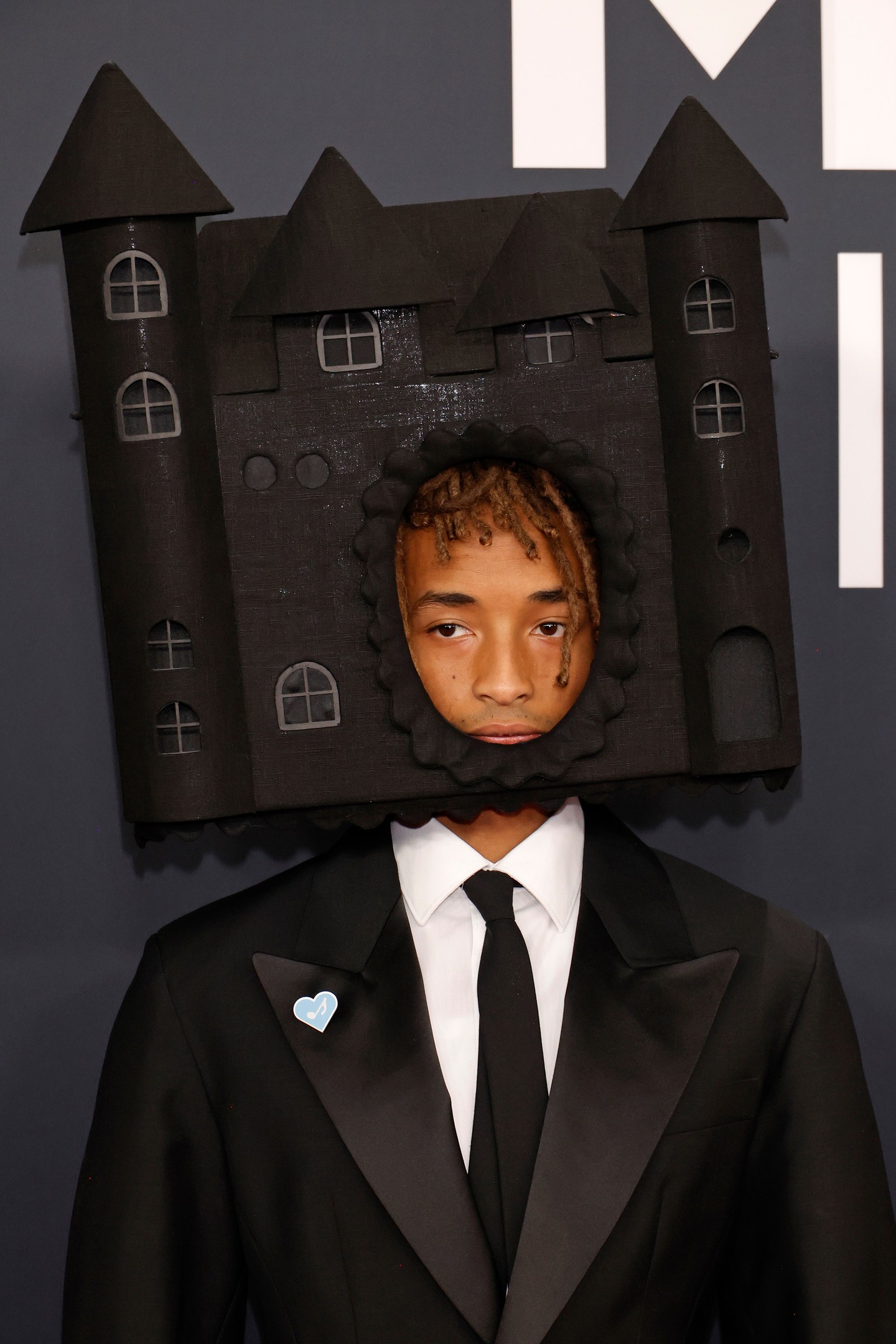 Ha már a gótikus ligánál tartunk: igen, őrület, tudjuk, de Jaden Smith stylistjának felkérésére a magyar ABODI Transylvania egy teljesen egyedi "ABODI Vampire Castle" szobor fejdíszt tervezett