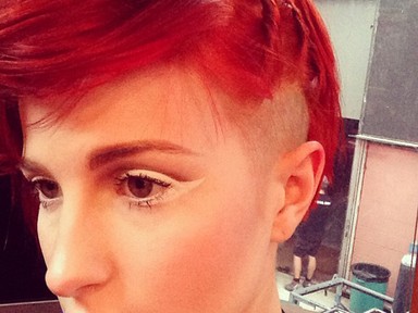 Hayley Williams is ollóhoz nyúlt!