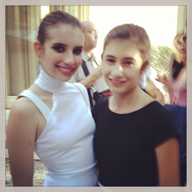Emma Roberts húgával a Versace showján.