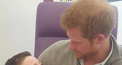 Harry herceg szíve tényleg a helyén van: súlyos betegségben szenvedő testvérpárral játszott a herceg