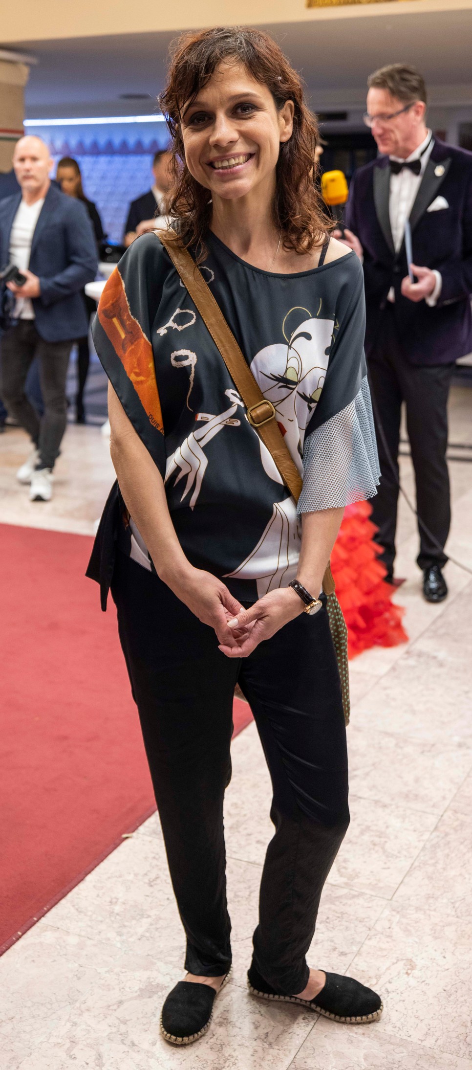 Dombrovszky Linda rendező selyem ARTISTA felsőjének mintája Kovásznai György Habfürdő című filmjének egyik jelenete alapján készült