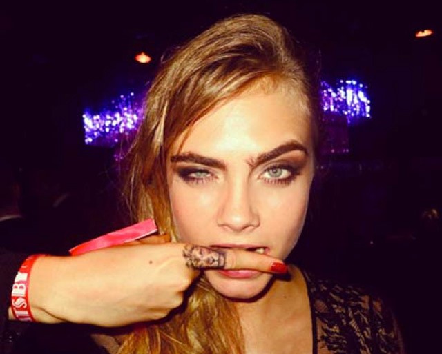 tetoválás, tetkó, tetoválás ujjra, tetoválás ujjra, miniatűr tetoválás, rihanna, cara delevingne