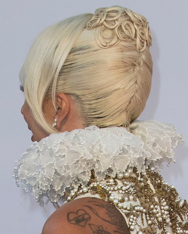 Lady Gaga frizurája a Csillag születik premierjén