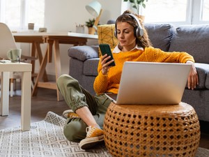 A magyar fiatalok egyre nehezebben hagyják el a mamahotelt — szakértővel beszélgettünk a „Pán Péter generációról”